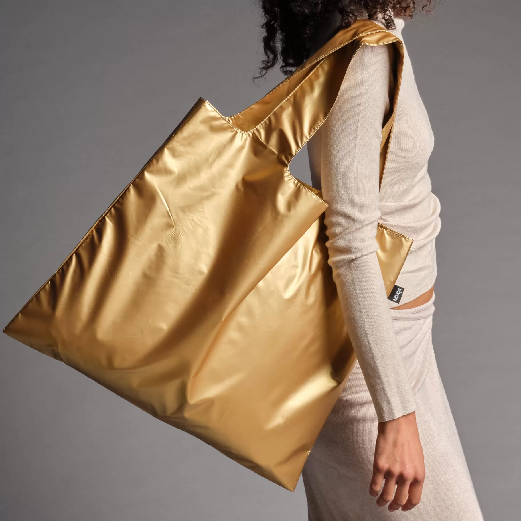 sac_en_mtal_dor_avec_pochette_zippe_2.webp LOQI Sac en métal doré avec pochette zippée* Sacs