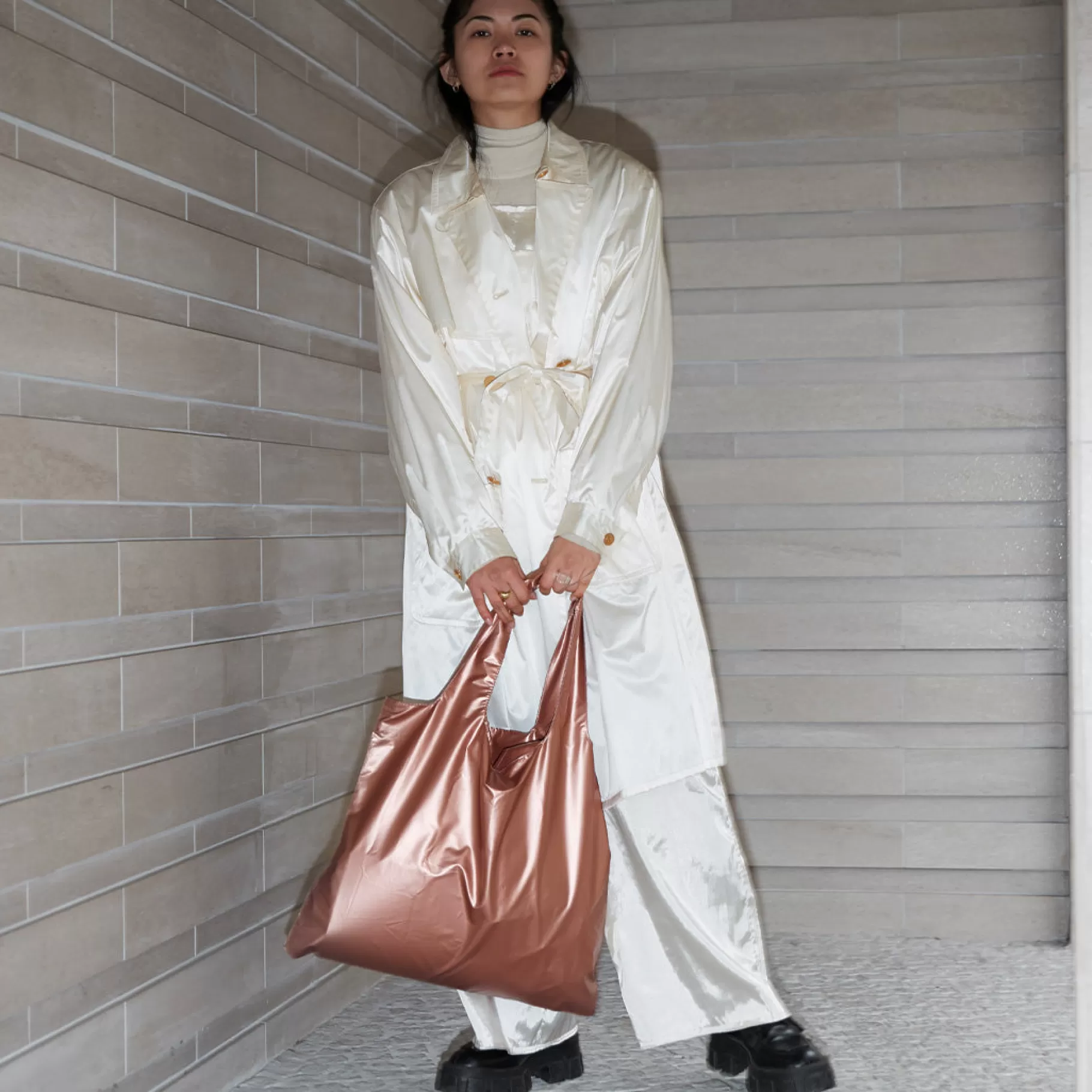 sac_en_or_rose_mtallis_avec_pochette_zippe_2.webp LOQI Sac en or rose métallisé avec pochette zippée* Sacs